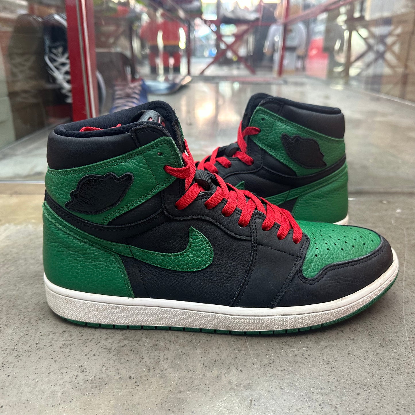 PRE OWNED Jordan 1 Retro High Pine Green Black